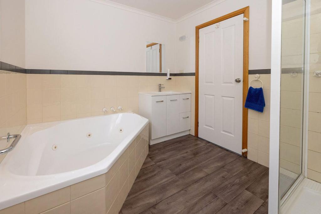 Kitty'S Cottages - Managed By Big4 Strahan Holiday Retreat Экстерьер фото