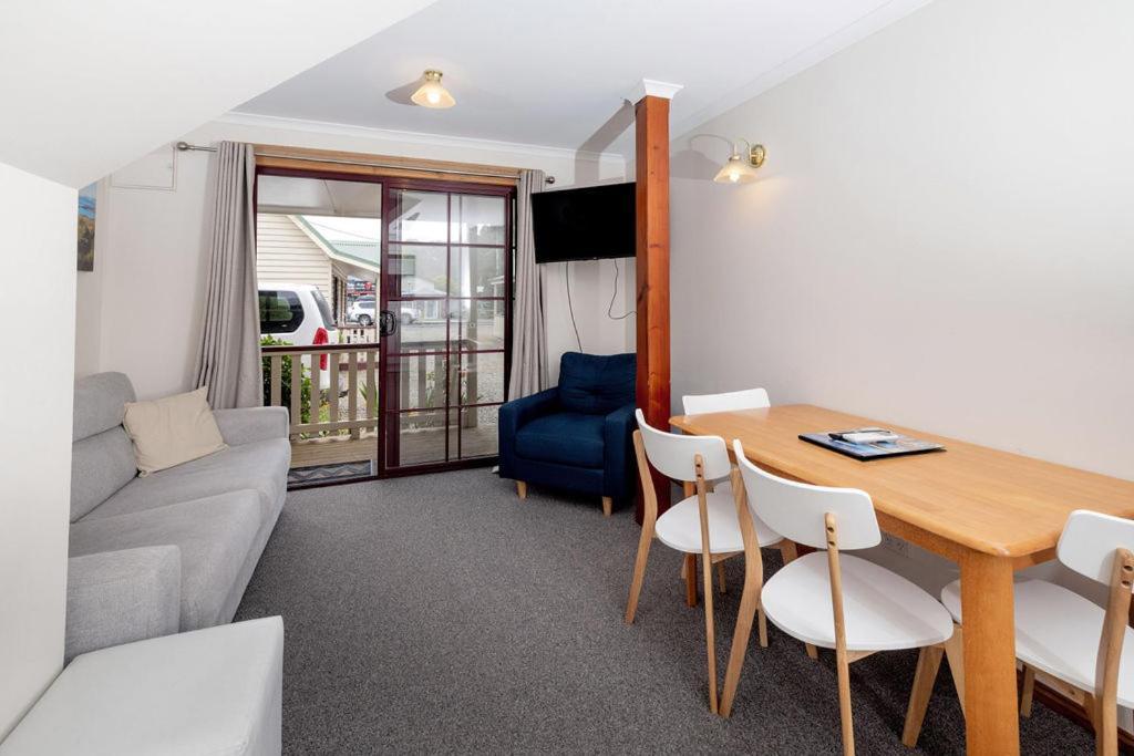 Kitty'S Cottages - Managed By Big4 Strahan Holiday Retreat Экстерьер фото